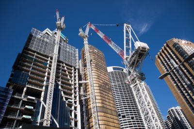 Una serie di edifici in costruzione